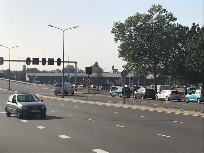 Noorderbrug in Maastricht tijdelijk afgesloten na meldingen van vallende stukken beton