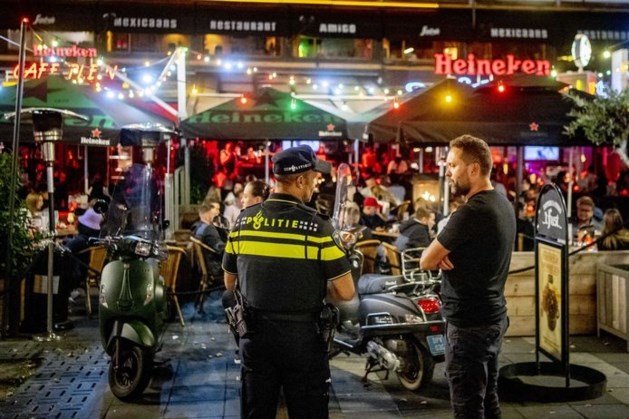 LIVE | De Jonge: voldoende mondkapjes op voorraad voor tweede piek, sluitingstijd Britse pubs vervroegd