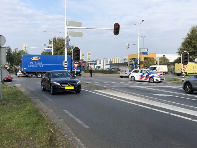 Politieauto op weg naar spoedmelding botst tegen vrachtwagen