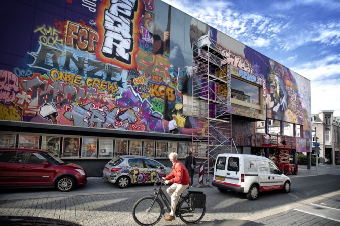 Mural met scènes van filmklassiekers Quo Vadis en Gladiator op zijgevel van Quatro-bioscoop in centrum van Heerlen