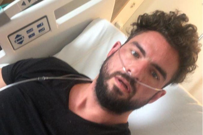 Matthieu (37) was topfit, maar ligt nu in het ziekenhuis met corona: ‘Blijkbaar denken veel mensen dat het nep is’