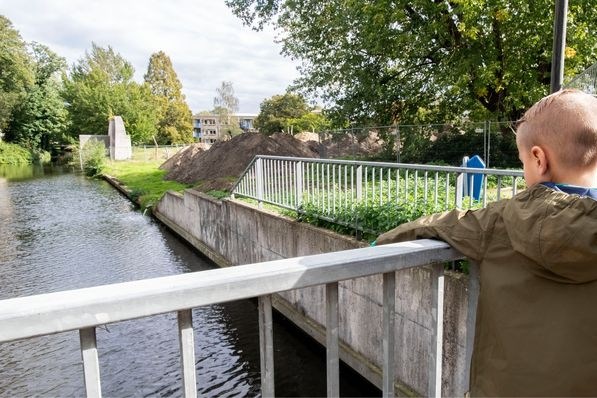 Tieners duwen jongen (8) het water in en maken er een TikTok-filmpje van
