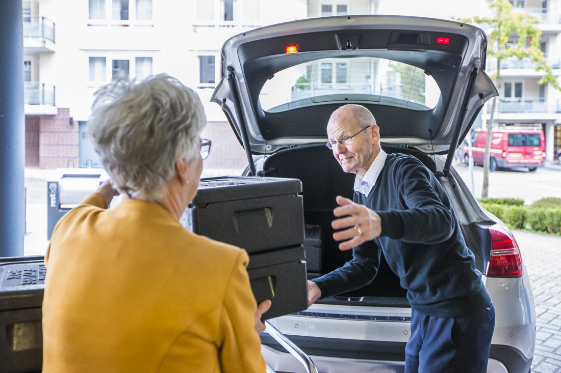 Harrie is 82 en heeft een openhartoperatie gehad, maar brengt nog steeds kwiek maaltijden rond - De 