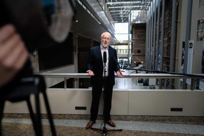 Van Dissel: thuis blijven bij klachten en afstand houden blijft belangrijker dan een mondkapje