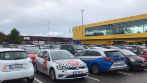 Op feestdag hereniging domineren Duitse kentekens parkeerplaats Ikea