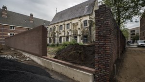 Bewuste botsing tussen een nieuwe en een historische muur in hartje Maastricht