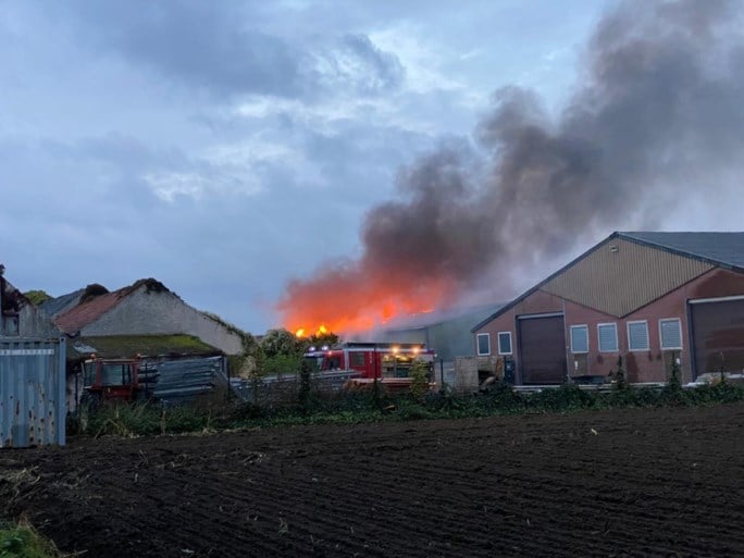 Video: Brandweer moet container wegslepen om brand in loods te kunnen bestrijden