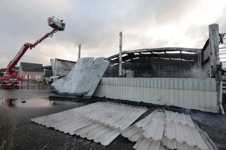Video: Brandweer moet container wegslepen om brand in loods te kunnen bestrijden
