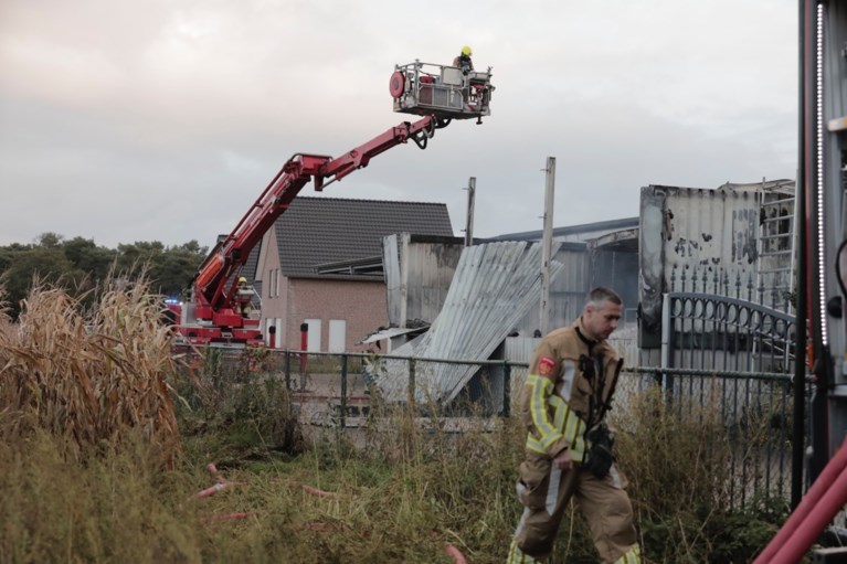 Video: Brandweer moet container wegslepen om brand in loods te kunnen bestrijden