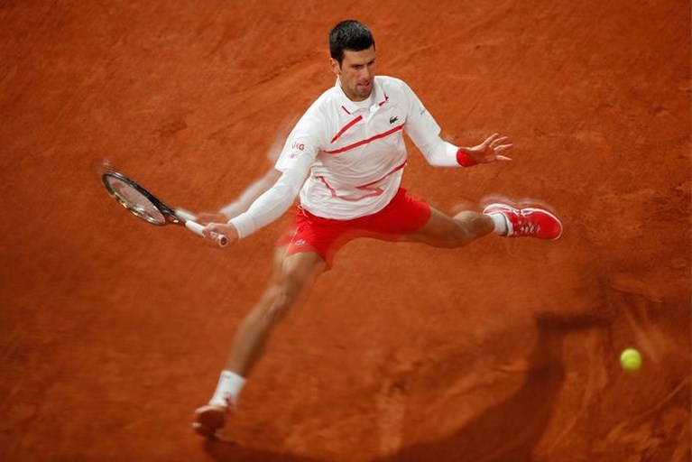 Djokovic stoomt zwaarbevochten door naar halve finales