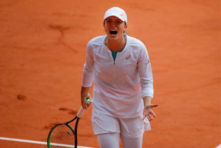 Ongeplaatste Swiatek (19) eerste finaliste op Roland Garros