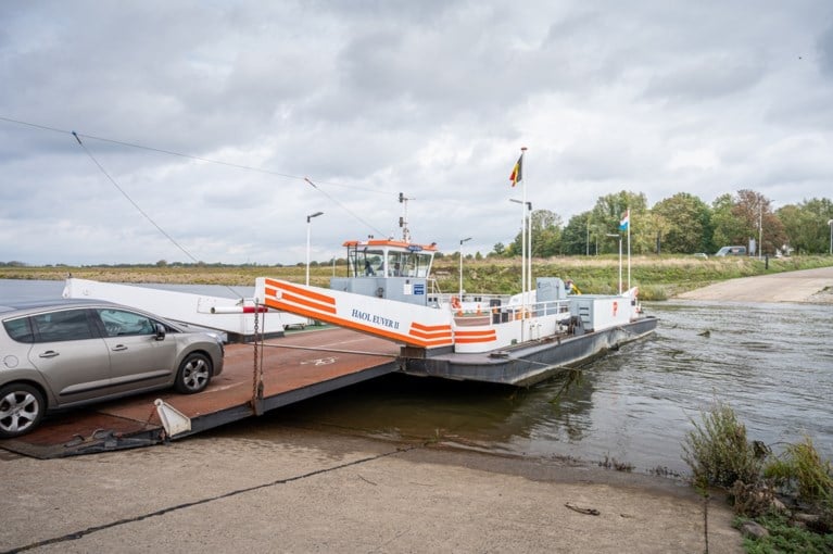 Veerpont Berg aan de Maas vaart ook zonder thuiswerkers op en neer naar België