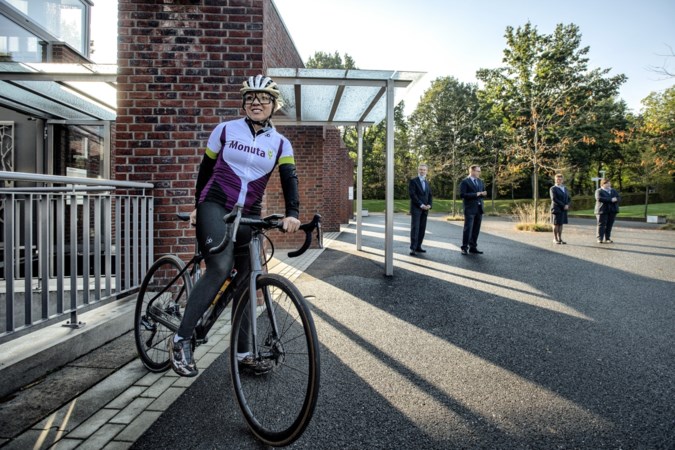 Leontien van Moorsel fietst vanuit Limburg door heel Nederland om mensen te helpen herdenken