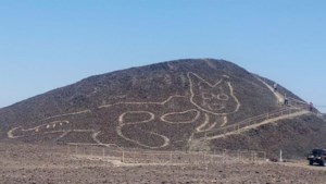 Archeologen vinden 2000 jaar oude tekening van een kat op heuveltje in Peru