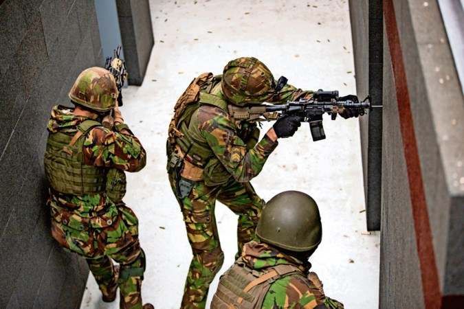 Kamer voor kamer naar de vijand: zo leren militairen een huis bestormen