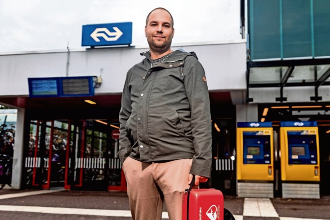 Mede na hartenkreet van reiziger: alle 400 treinstations in Nederland krijgen AED’s