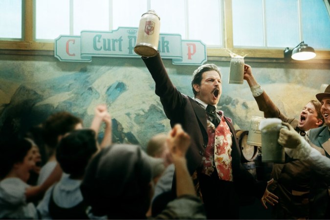 Recensie serie ‘Oktoberfest: Beer and Blood’: Beierse maffiapraktijk in sappig dialect