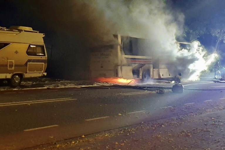 Video: Touringcar mogelijk in brand gestoken in Landgraaf