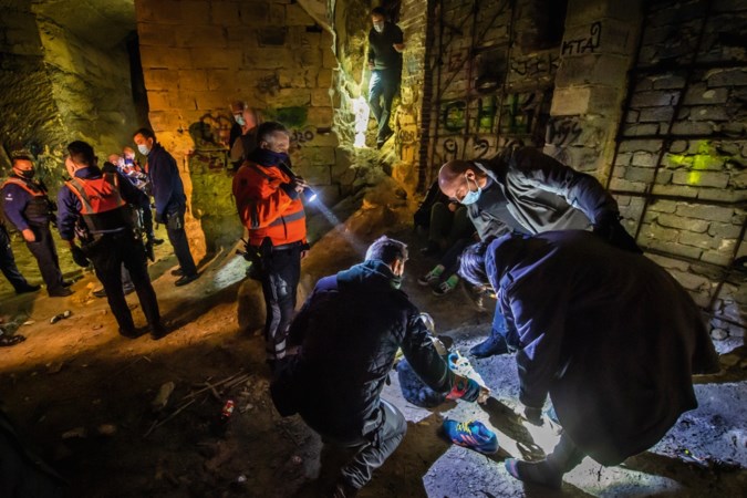 Foto van de week: controle op illegale bezoekers in gangenstelsel