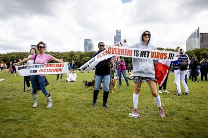 De giftige werking van coronacomplotten: ‘Een kleine groep kan veel schade aanrichten’