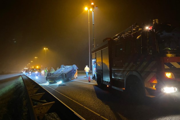 Auto slaat over de kop op A2: bestuurder raakt gewond