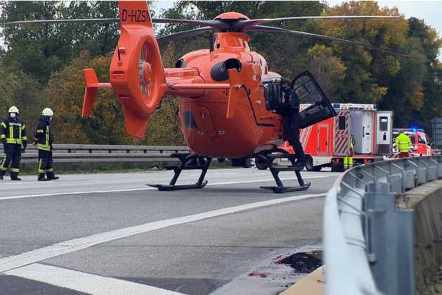 Motorrijder botst hard tegen vangrail op A61 richting Venlo en raakt zwaargewond