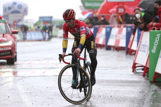 Roglic leider af door gestuntel met zijn regenjack