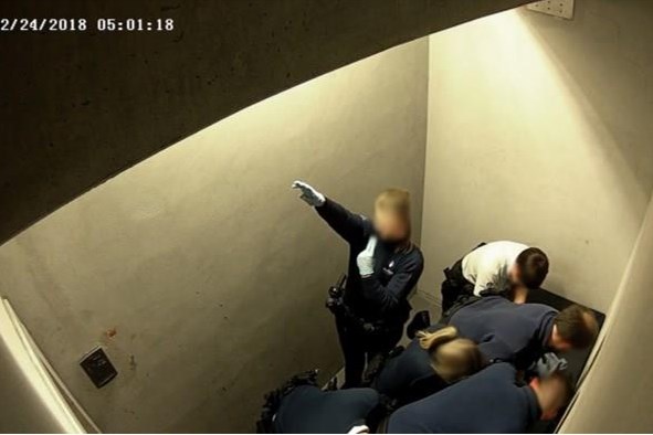 Agente die Hitlergroet bracht in cel luchthaven Charleroi: ‘Het was een grapje’