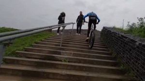 508 traptreden met de fiets omhoog: Sittardenaar Milan Vader voltooit als eerste trappenchallenge op Landgraafse Wilhelminaberg
