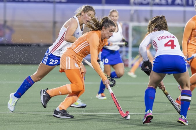 Hockeysters tegen Engeland in rare omstandigheden: ‘Eigen koffieautomaat meegenomen’