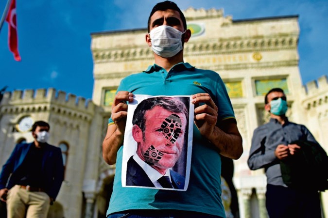 Waarom de presidenten Erdogan en Macron elkaar in de haren vliegen