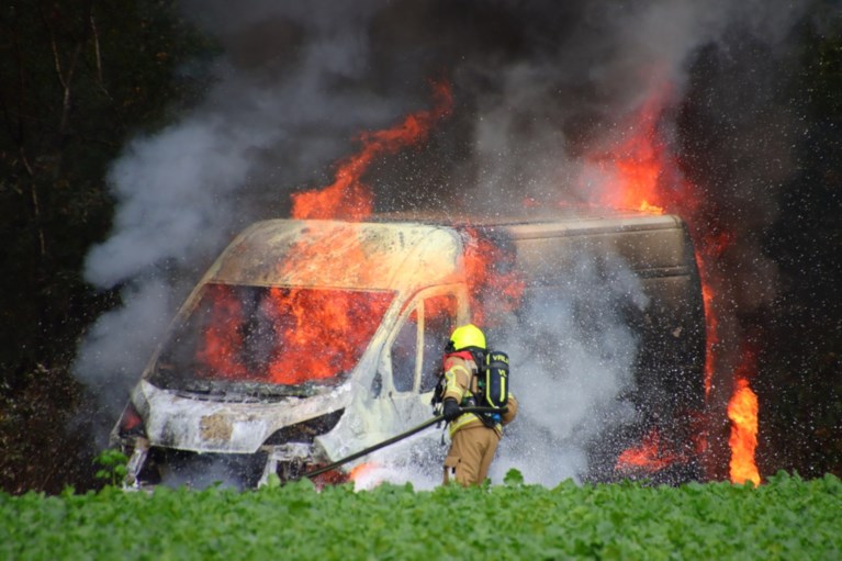 Bestelbus brandt volledig uit in Blerick