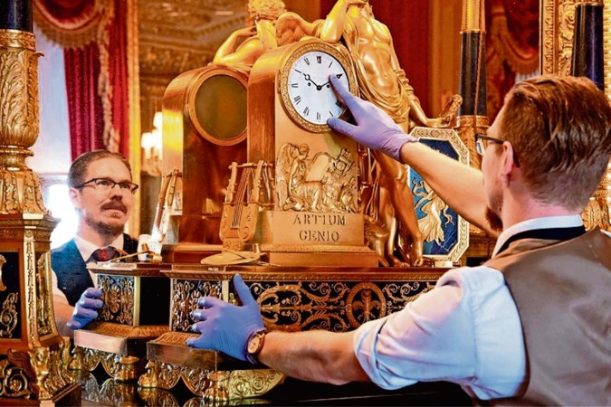 Fjodor draaide handmatig de vierhonderd klokken van The Queen op Windsor Castle terug