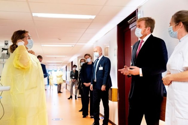 Koning Willem-Alexander bezoekt covid-afdeling Haags ziekenhuis en spreekt vermoeide artsen