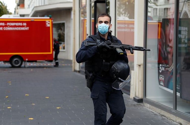 ‘Terreuraanslag’ door messentrekker in kerk Nice: drie doden onder wie koster, meerdere gewonden