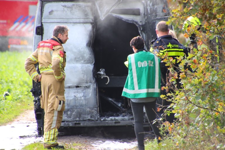 Bestelbus brandt volledig uit in Blerick