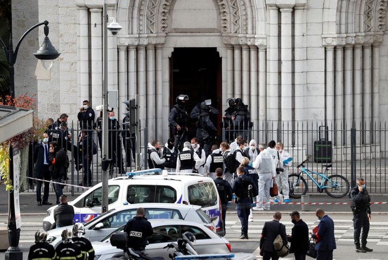 ‘Terreuraanslag’ door messentrekker in kerk Nice: drie doden onder wie koster, meerdere gewonden