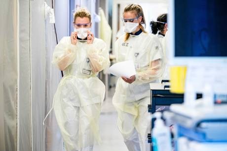 ‘Tijdens de eerste golf stond iedereen te klappen, nu onbegrip en agressie als beloning’