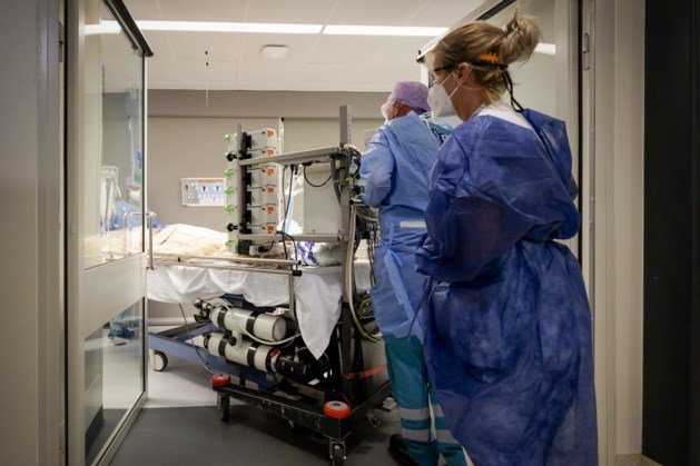 België in volle vaart richting plafond van intensive care. Vooral veel middelbare en oudere Belgen zijn de klos