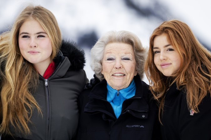 Je hebt ’t niet van mij: Was Beatrix in Griekenland oppasoma voor de twee prinsesjes?