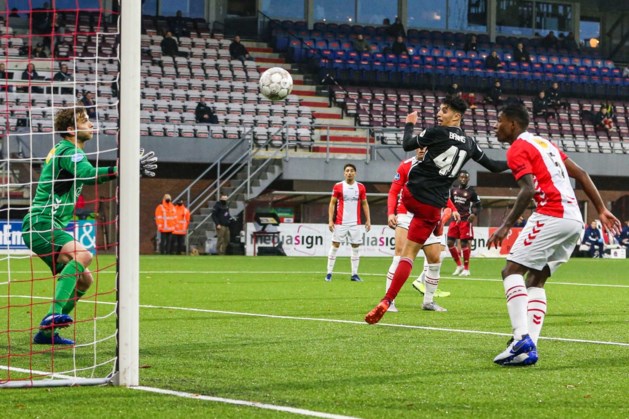 Bannis redt Feyenoord in blessuretijd tegen tiental van Emmen