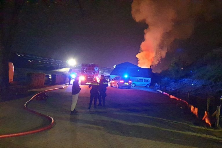Brandweer hele nacht en ochtend druk met brand in hooibalen bij manege Landgraaf