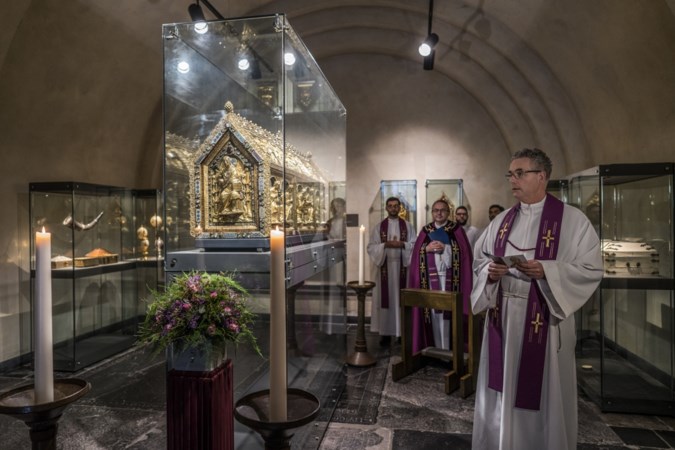 Extra missen in Sint Servaasbasiliek, Noodkist komt weer tevoorschijn voor coronagebed