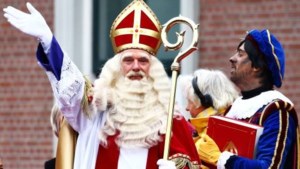 Sinterklaas is weer in het land, Lex Uiting en Beppie Kraft verwelkomen hem