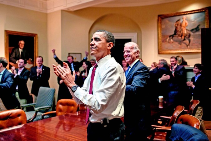 Memoires van Barack Obama verschenen: ‘En hoe voelt het?’, vroeg George Bush