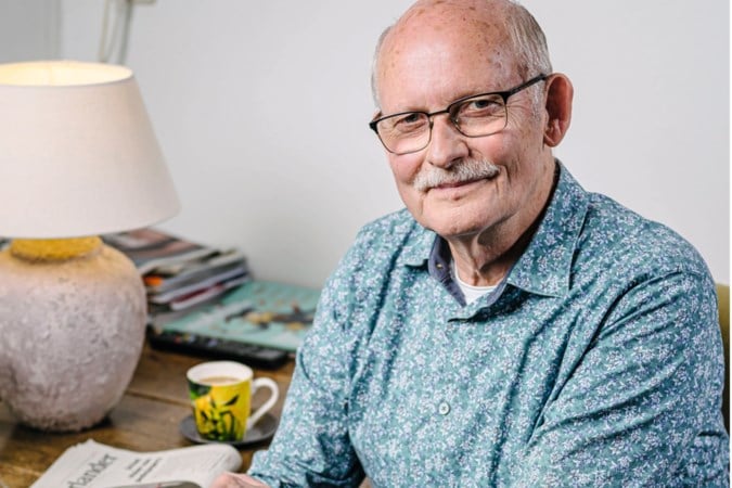 Arie de Niet (70) is gewend om eenvoudig te leven. ‘Ik douche echt niet elke dag, nergens voor nodig’
