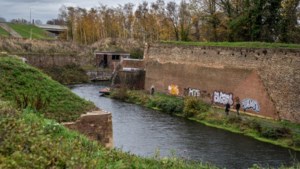 Ergernis over eerste graffiti op vestingwerken in Maastrichts Frontenpark: ‘Iedereen moet zijn tengels van ons erfgoed afblijven’ 