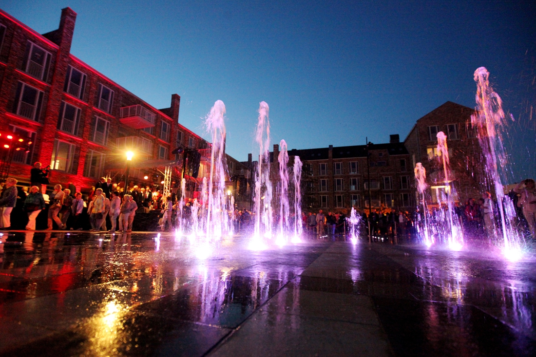 Hoewel de winkelramen op het plein nog steeds zijn dichtgeplakt, worden achter de schermen meters ge
