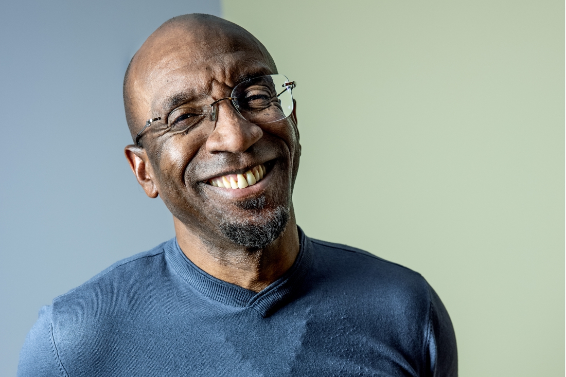 Interview met oud-voetballer Sigi Lens over - uiteraard - de vliegramp, maar ook over eerlijk zijn over tekortkomingen, God en racisme: "Soms word ik met de auto aangehouden: volgens de politie is het altijd een ‘routinecontrole'. Het kan me woest maken.".