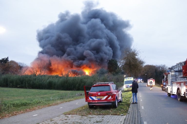 Video: Lege pluimveestallen tot de grond toe afgebrand in Well